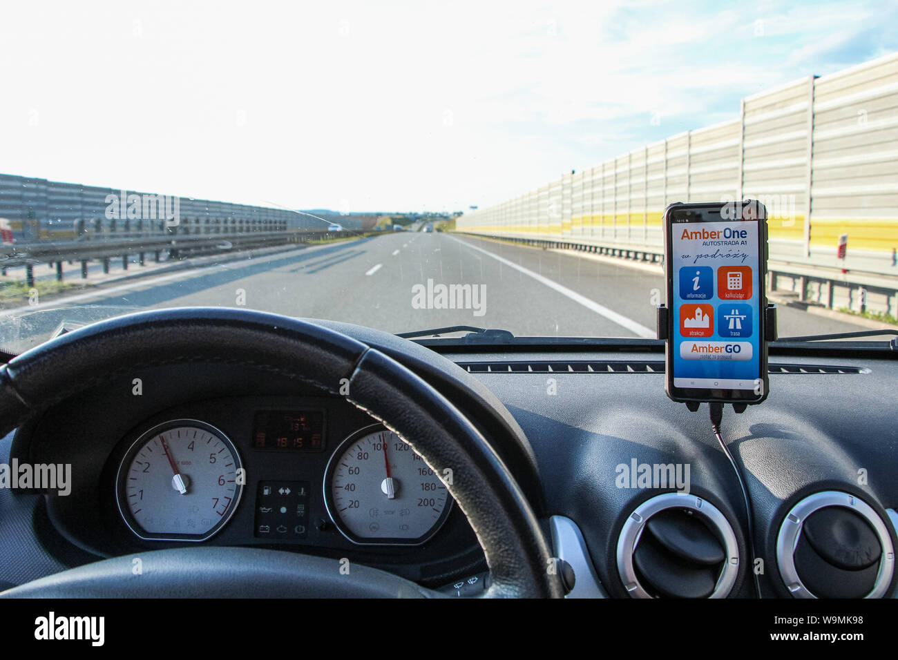 Rusocin, Pologne. 13th, 2019 Août pilote dans une voiture Dacia Sandero avec AmberGo application fonctionnant sur un smartphone est vu. AmberGO pleinement lancé par la compagnie de transport de Gdansk (GTC) à la fin du mois de juillet 2019 est un système de paiement automatique basé sur le système de reconnaissance automatique des plaques d', nécessitant l'installation d'une application mobile et la connexion de la carte de paiement. Le système a été mis en œuvre par l'Arcus Infrastructure Partners. © Vadim Pacajev / Alamy Live News Banque D'Images