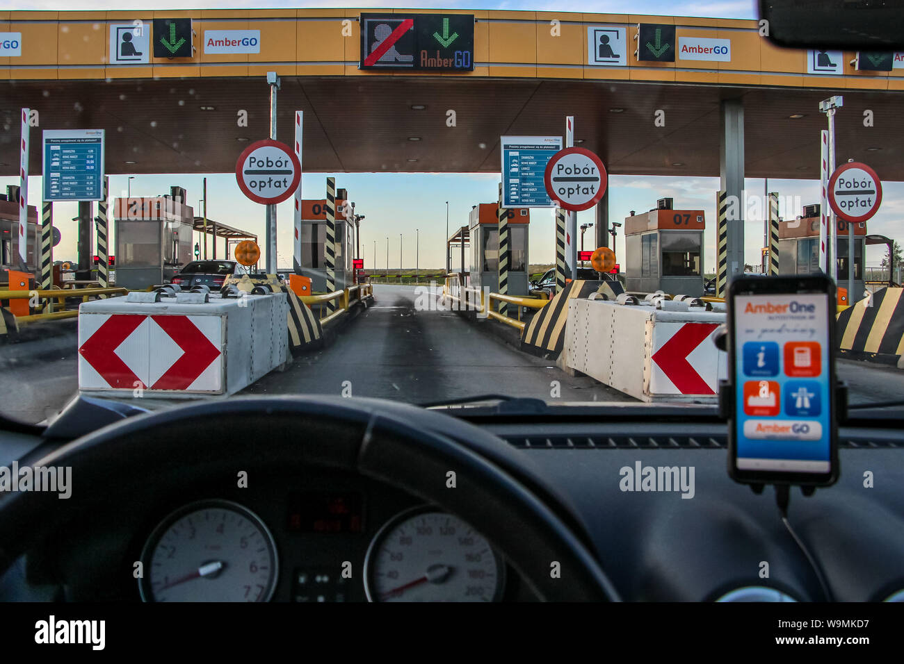 Rusocin, Pologne. 13th, 2019 Août pilote dans une voiture Dacia Sandero avec AmberGo application fonctionnant sur un smartphone, outil approche plaza est vu sur A1 autoroute AmberOne. AmberGO pleinement lancé par la compagnie de transport de Gdansk (GTC) à la fin du mois de juillet 2019 est un système de paiement automatique basé sur le système de reconnaissance automatique des plaques d', nécessitant l'installation d'une application mobile et la connexion de la carte de paiement. Le système a été mis en œuvre par l'Arcus Infrastructure Partners. © Vadim Pacajev / Alamy Live News) Banque D'Images