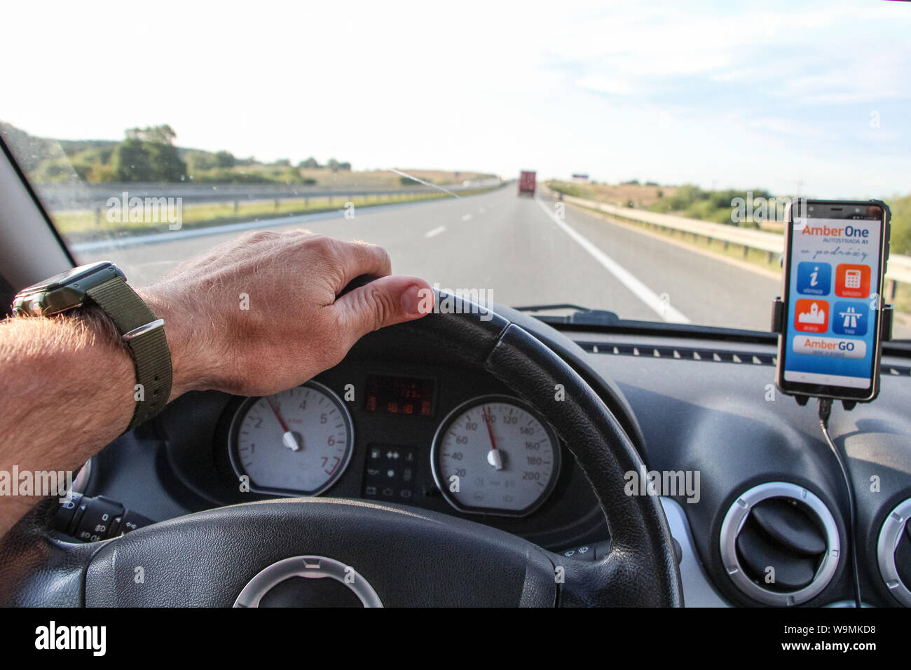 Rusocin, Pologne. 13th, 2019 Août pilote dans une voiture Dacia Sandero avec AmberGo application fonctionnant sur un smartphone est vu. AmberGO pleinement lancé par la compagnie de transport de Gdansk (GTC) à la fin du mois de juillet 2019 est un système de paiement automatique basé sur le système de reconnaissance automatique des plaques d', nécessitant l'installation d'une application mobile et la connexion de la carte de paiement. Le système a été mis en œuvre par l'Arcus Infrastructure Partners. © Vadim Pacajev / Alamy Live News Banque D'Images