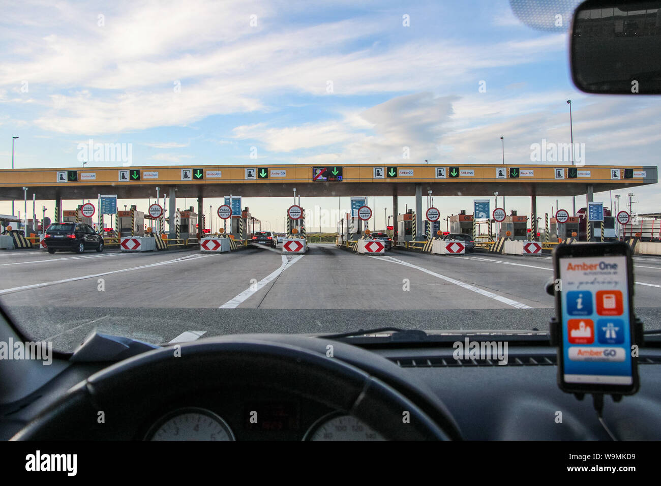 Rusocin, Pologne. 13th, 2019 Août pilote dans une voiture Dacia Sandero avec AmberGo application fonctionnant sur un smartphone, outil approche plaza est vu sur A1 autoroute AmberOne. AmberGO pleinement lancé par la compagnie de transport de Gdansk (GTC) à la fin du mois de juillet 2019 est un système de paiement automatique basé sur le système de reconnaissance automatique des plaques d', nécessitant l'installation d'une application mobile et la connexion de la carte de paiement. Le système a été mis en œuvre par l'Arcus Infrastructure Partners. © Vadim Pacajev / Alamy Live News) Banque D'Images