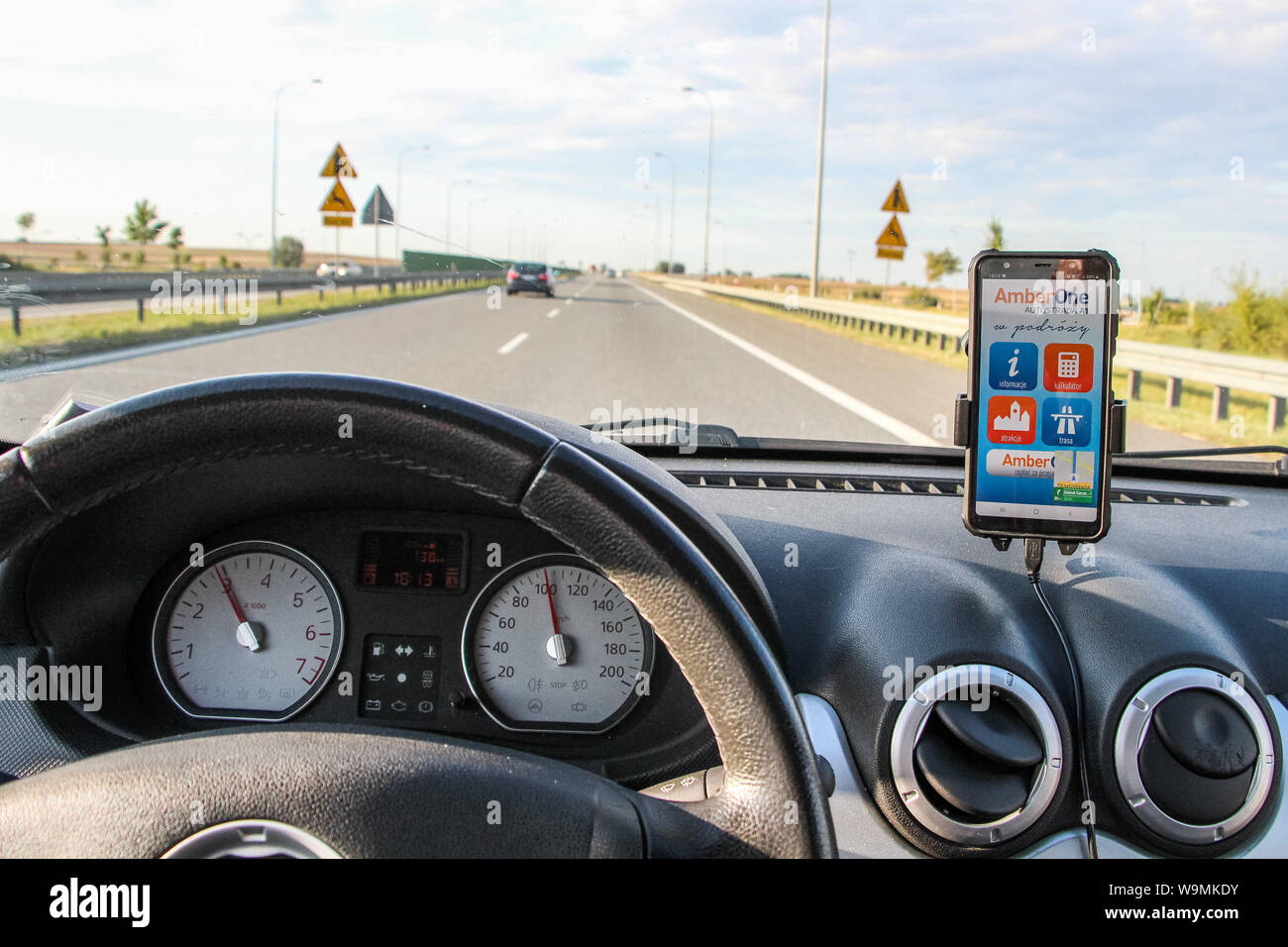 Rusocin, Pologne. 13th, 2019 Août pilote dans une voiture Dacia Sandero avec AmberGo application fonctionnant sur un smartphone est vu. AmberGO pleinement lancé par la compagnie de transport de Gdansk (GTC) à la fin du mois de juillet 2019 est un système de paiement automatique basé sur le système de reconnaissance automatique des plaques d', nécessitant l'installation d'une application mobile et la connexion de la carte de paiement. Le système a été mis en œuvre par l'Arcus Infrastructure Partners. © Vadim Pacajev / Alamy Live News Banque D'Images