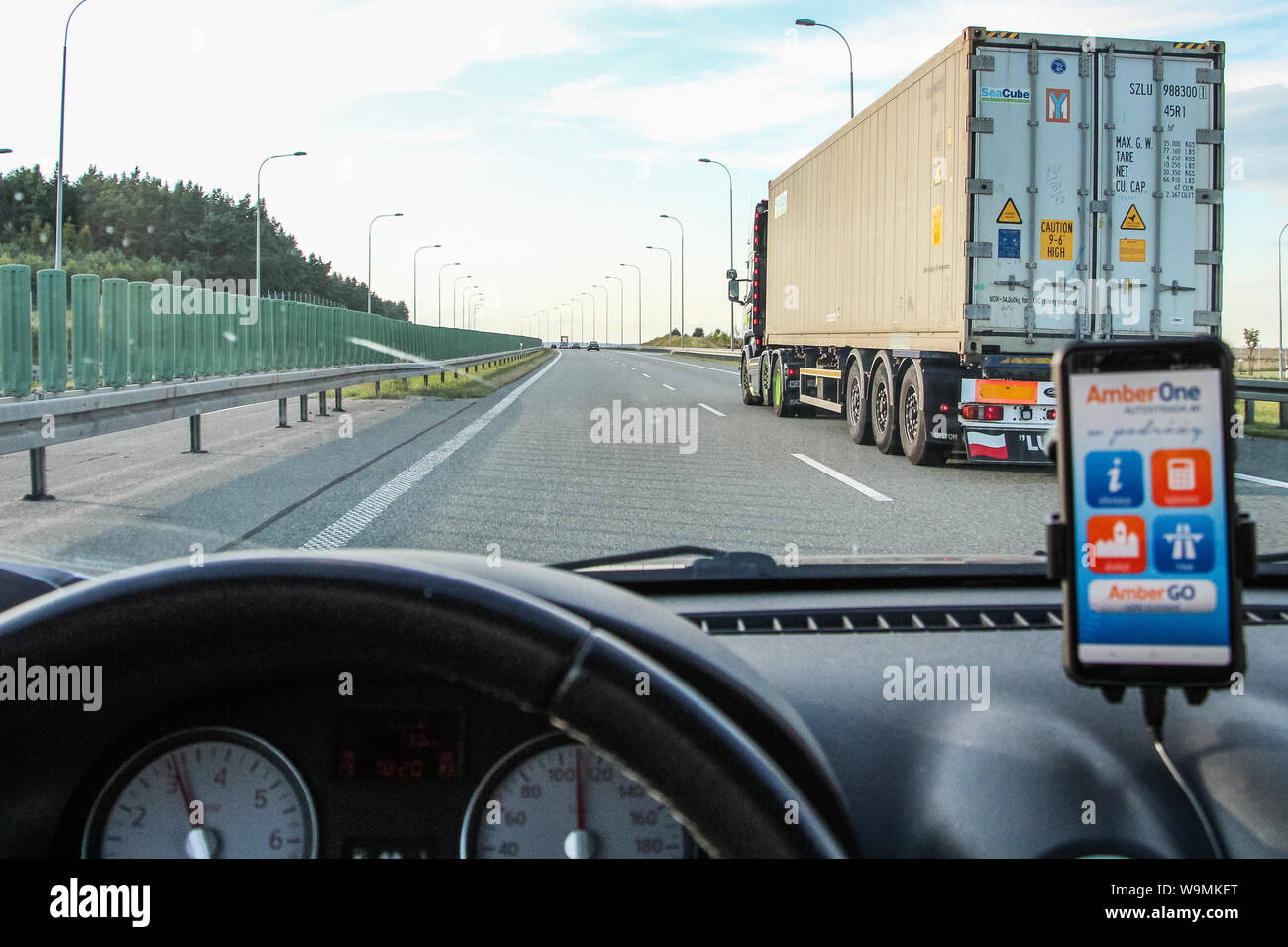 Rusocin, Pologne. 13th, 2019 Août pilote dans une voiture Dacia Sandero avec AmberGo application fonctionnant sur un smartphone est vu. AmberGO pleinement lancé par la compagnie de transport de Gdansk (GTC) à la fin du mois de juillet 2019 est un système de paiement automatique basé sur le système de reconnaissance automatique des plaques d', nécessitant l'installation d'une application mobile et la connexion de la carte de paiement. Le système a été mis en œuvre par l'Arcus Infrastructure Partners. © Vadim Pacajev / Alamy Live News Banque D'Images
