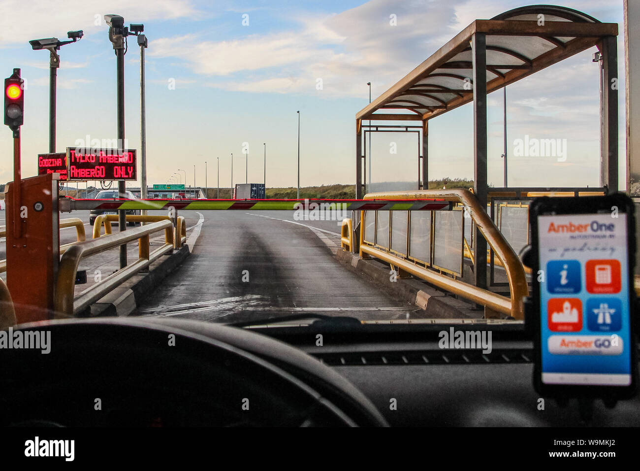 Rusocin, Pologne. 13th, 2019 Août pilote dans une voiture Dacia Sandero avec AmberGo application fonctionnant sur un smartphone, au cours de la vérification automatique de proces, sur des porte est vu sur A1 autoroute AmberOne. AmberGO pleinement lancé par la compagnie de transport de Gdansk (GTC) à la fin du mois de juillet 2019 est un système de paiement automatique basé sur le système de reconnaissance automatique des plaques d', nécessitant l'installation d'une application mobile et la connexion de la carte de paiement. Le système a été mis en œuvre par l'Arcus Infrastructure Partners. © Vadim Pacajev / Alamy Live News Banque D'Images