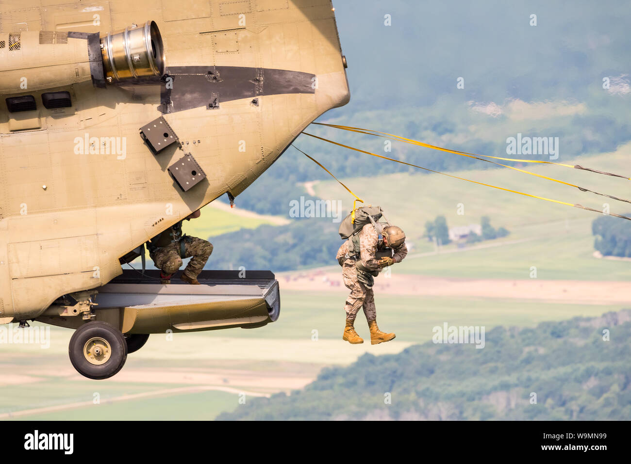 Sautant de soldat un Chinook au 2019, une organisation internationale Leapfest ligne statique de l'événement de formation en parachutisme et la concurrence, organisé par RI Natl. Garde côtière canadienne. Banque D'Images