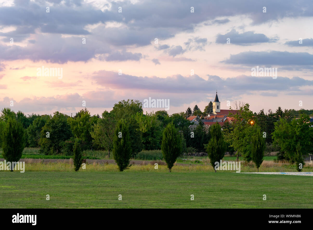 Coucher de soleil sur un village et l'église en Europe centrale Autriche Banque D'Images