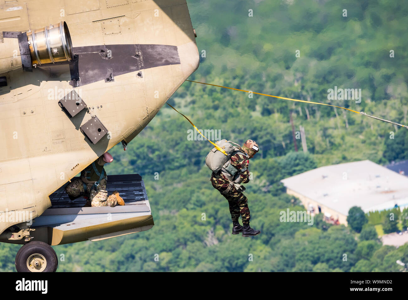 Sautant de soldat un Chinook au 2019, une organisation internationale Leapfest ligne statique de l'événement de formation en parachutisme et la concurrence, organisé par RI Natl. Garde côtière canadienne. Banque D'Images