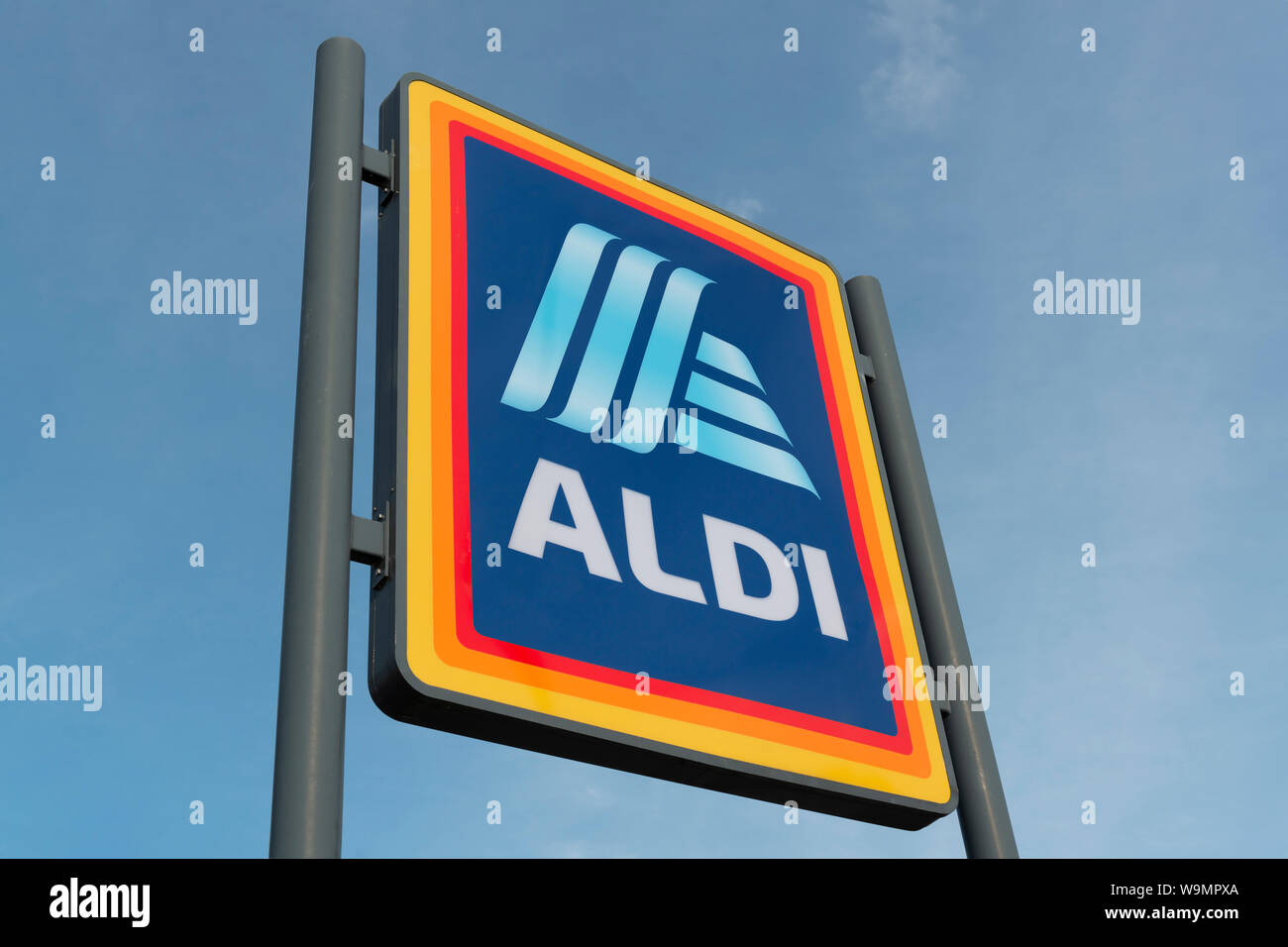 La signalisation pour le supermarché Aldi sur un parc de vente au détail dans la région de Baguley Manchester. (Usage éditorial uniquement). Banque D'Images