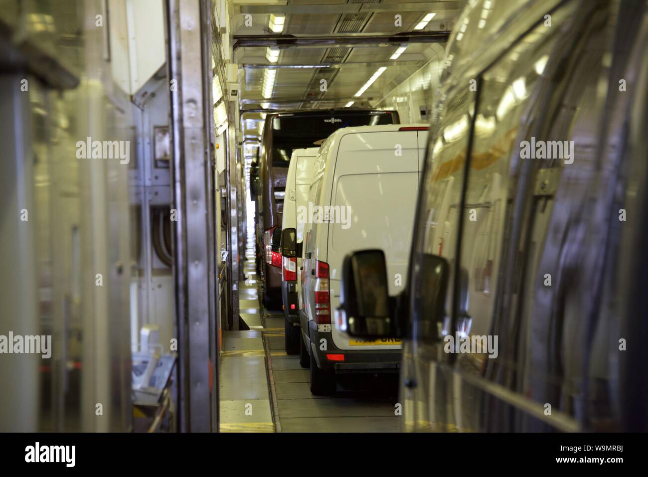 L'intérieur d'un véhicule, ou sur un chariot simple pont train navette Eurotunnel Banque D'Images
