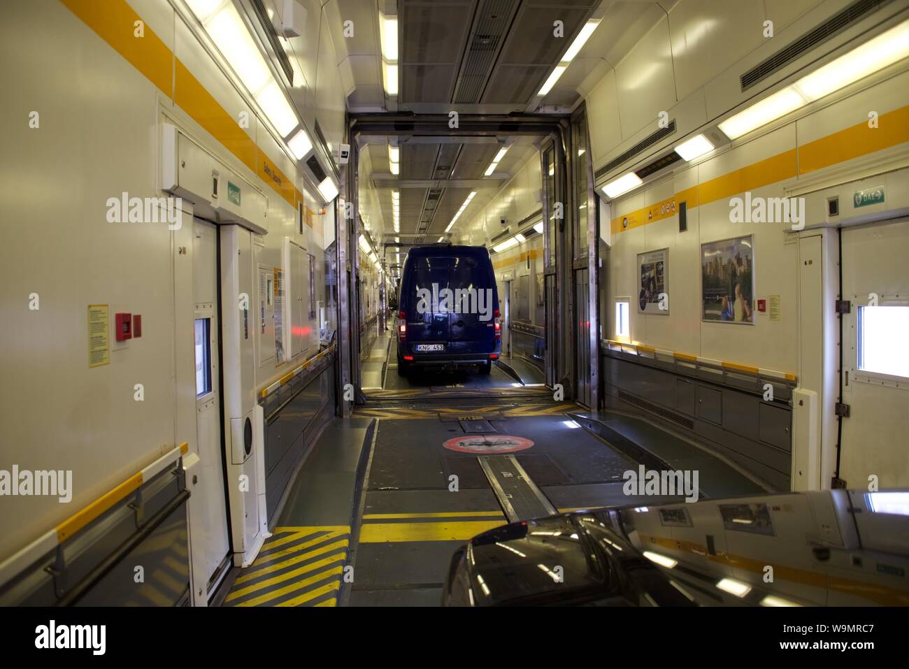 L'intérieur d'un véhicule, ou sur un chariot simple pont train navette Eurotunnel Banque D'Images