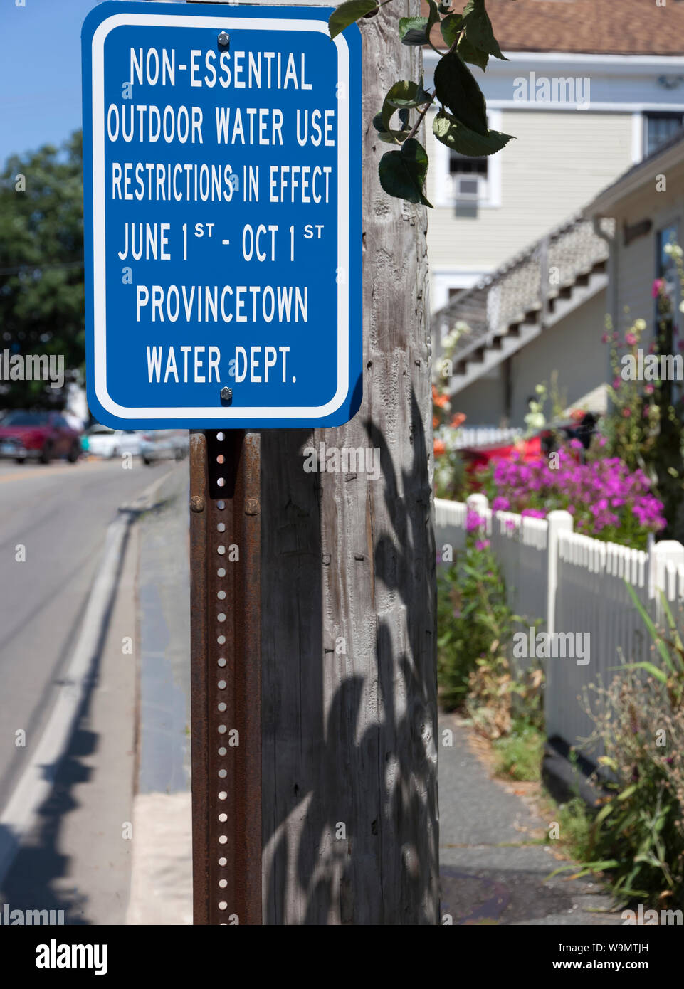 Une affiche signalant la restriction d'eau en plein air. Banque D'Images