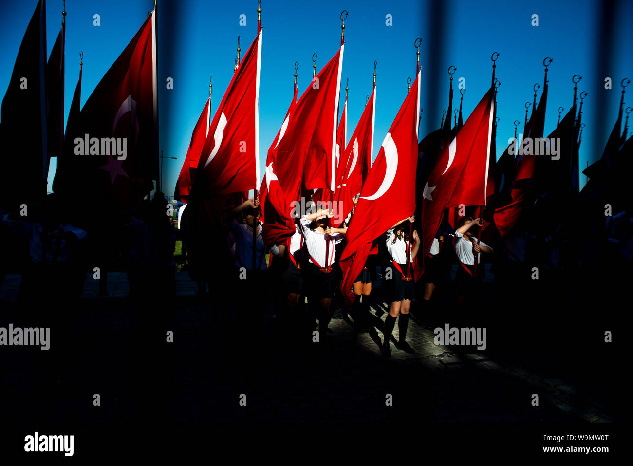 Izmir, Turquie - le 29 octobre 2015 : drapeaux turcs transportant les élèves au festival de la Journée de la République de Turquie. Banque D'Images