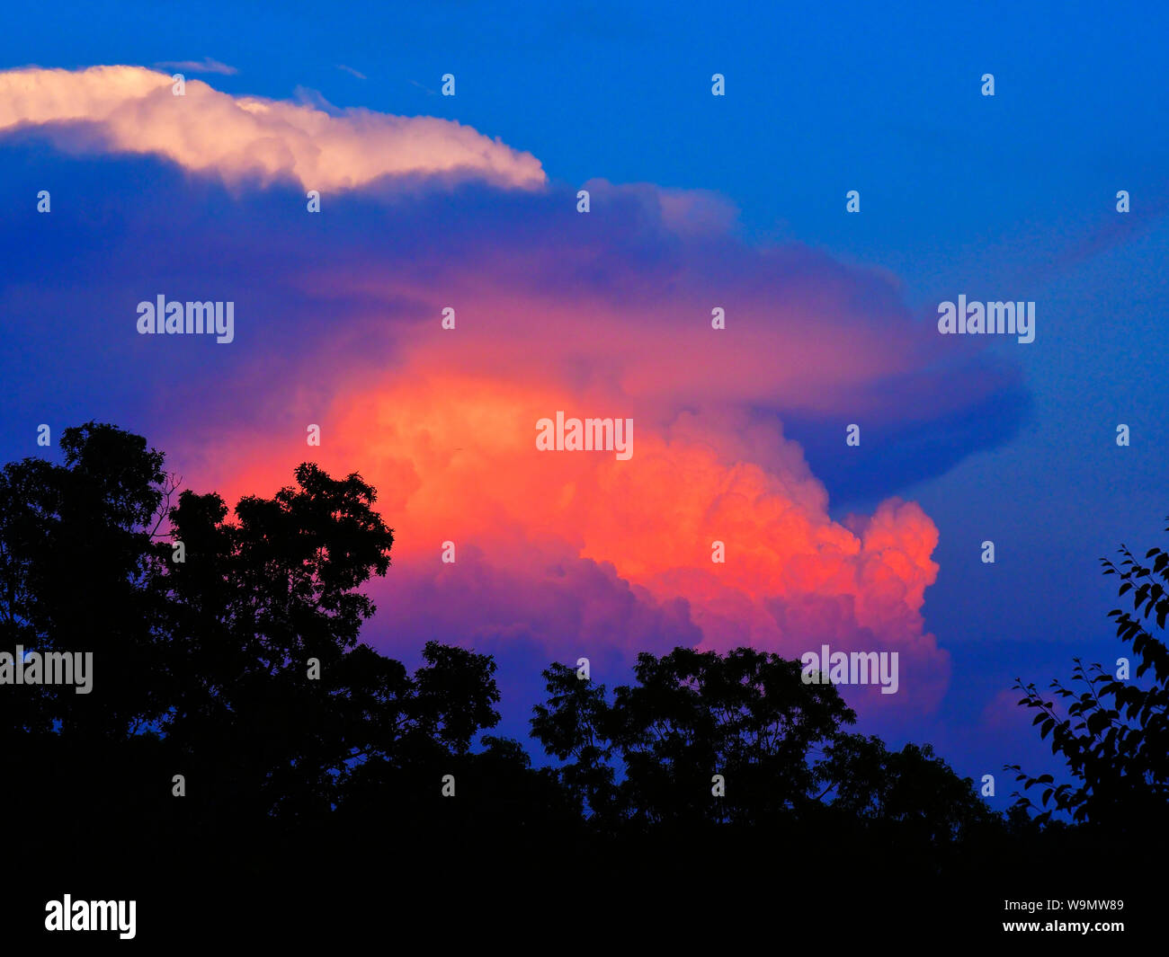 Coucher du soleil la lumière sur les nuages, Staunton, Virginie, USA Banque D'Images