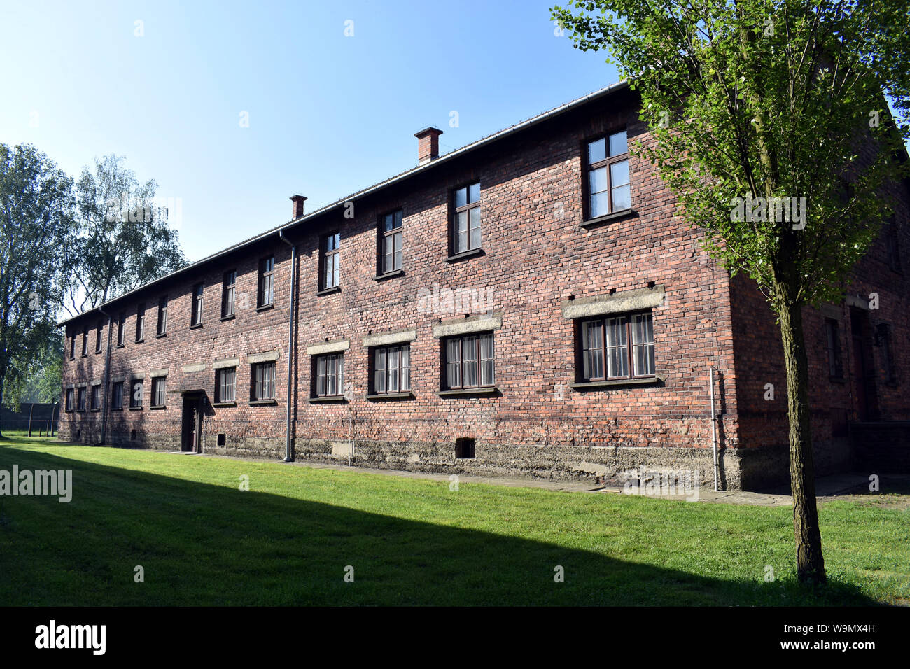 Une vue générale d'un bloc d'hébergement à deux étages pour les prisonniers du camp de concentration en Pologne Banque D'Images