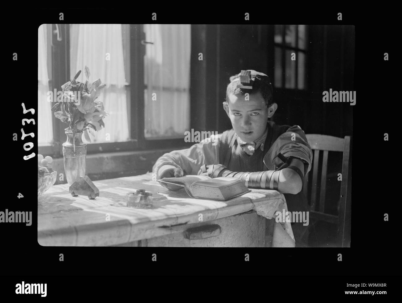 Askenazim [soit] la jeunesse juive ashkénaze d'étudier sa Torah avec phylactères sur le front & arm Banque D'Images