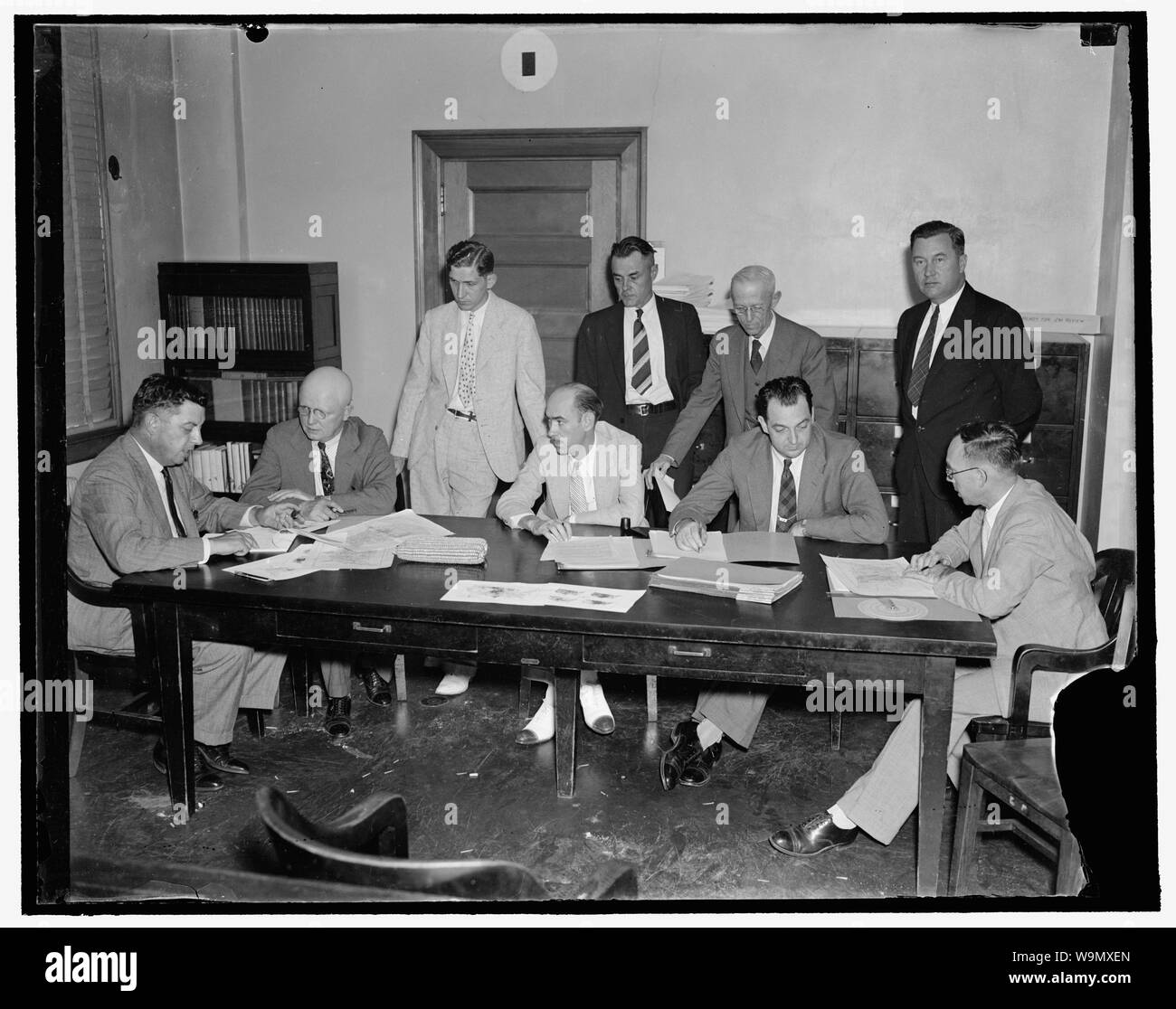 Ass't. Sec. Brown & coupe les membres du conseil de contrôle, 9/10/37 Banque D'Images