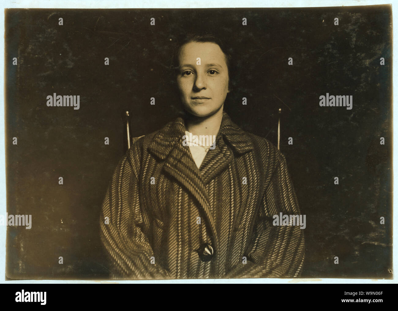 Certificat à l'Office. M.A. Lillian Gurmond, 597 Lawton. France - Né le 2 septembre 1900. Geo. B. Stone. Sorti à 14 dans la 5e année d'être un braider à tendre la sangle de la rivière Automne Co. (job). A également été un clipper à la norme Specialty Co. et weaver à Lincoln Mfg Co. Résumé : des photographies sur les dossiers de la Commission nationale sur le travail des enfants (États-Unis) Banque D'Images