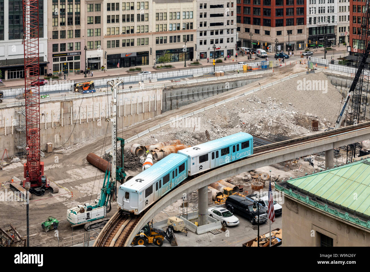 Detroit, Michigan - un train de transport de court le long du bord d'un projet de construction. Le projet de gratte-ciel peuvent éventuellement être le bâtiment le plus haut Banque D'Images