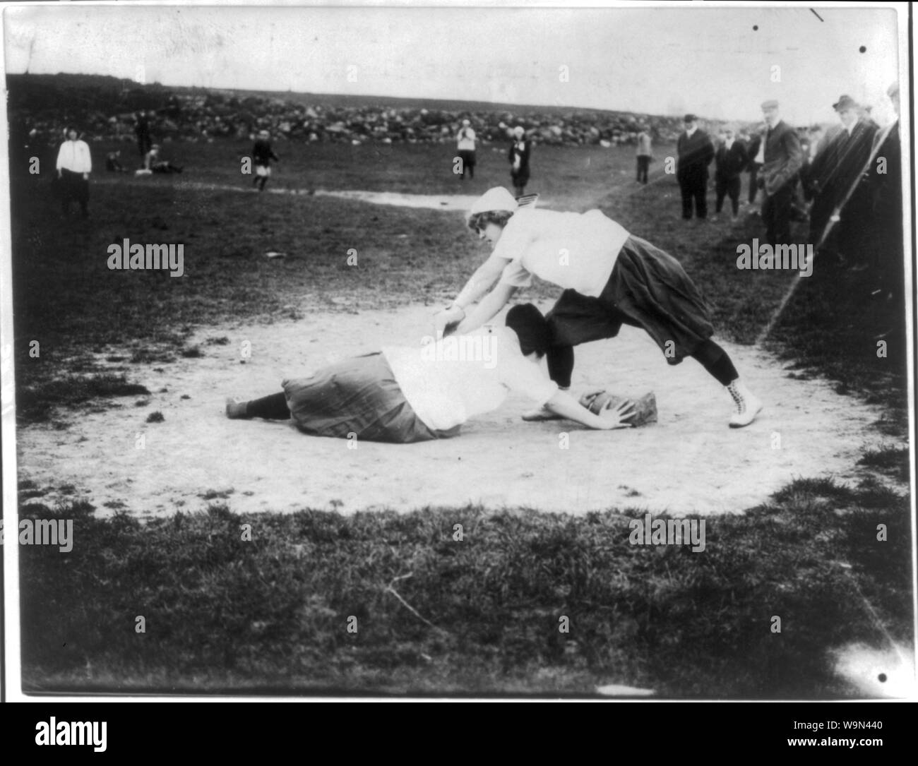 Baseball - New York Giants femelle : Mlle Schnall, catcher, et Mlle. Slachu avec mains sur la plaque Banque D'Images