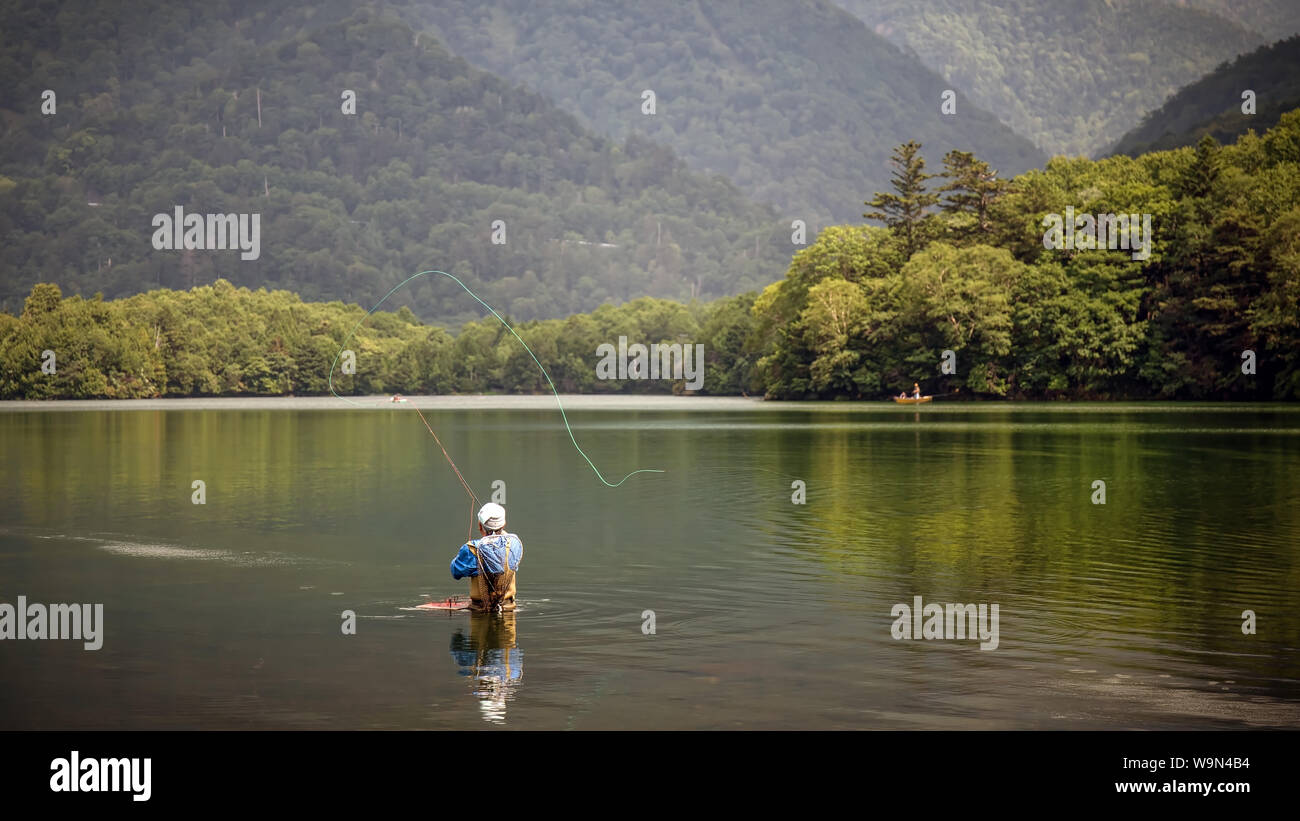 Un pêcheur de mouche jette sa ligne à Yunoko, ou Lac de Yuno, près de Nikko, Japon. Banque D'Images
