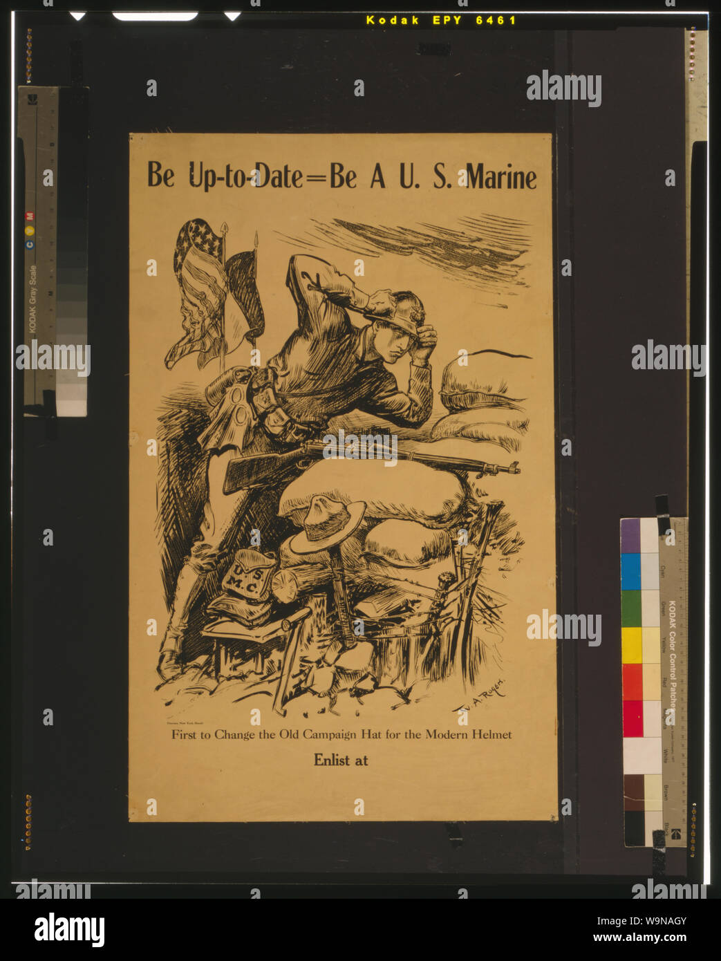 Être à jour - être un Marine américain Résumé : Les Marines américains montrant une affiche de recrutement mettant marine sur un casque comme il a l'air sur une barricade de sacs de sable sur lequel repose un fusil. Banque D'Images