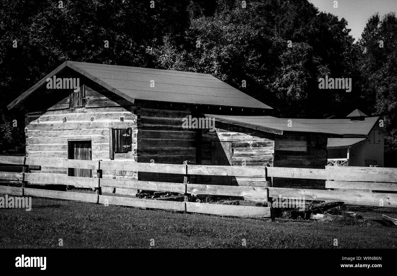 Une main construit étable avec billes taillées à la main conçu par lauréat du Prix Noble, William Faulkner, au motif de sa propriété, Rowan Oak, Banque D'Images