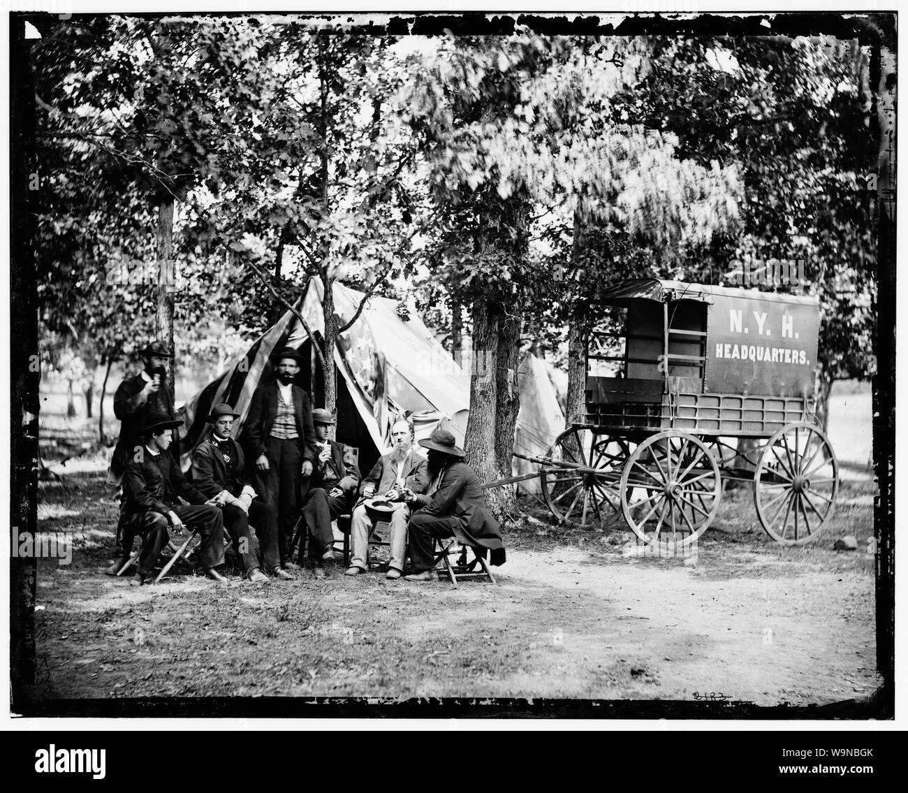 Groupe à Bealeton, Virginie wagon et tente de le New York Herald abstract : sélection de photographies de la guerre civile, 1861-1865 Banque D'Images
