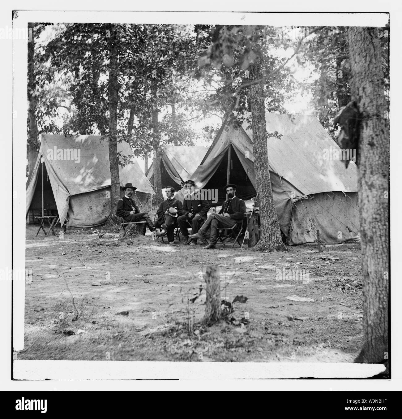 Bealeton, Va. Membres du Bureau d'informations militaires : le colonel George H. Sharpe, John C. Babcock, non identifié, et le lieutenant-colonel John McEntee Résumé : Guerre civile sélectionné des photographies, 1861-1865 Banque D'Images