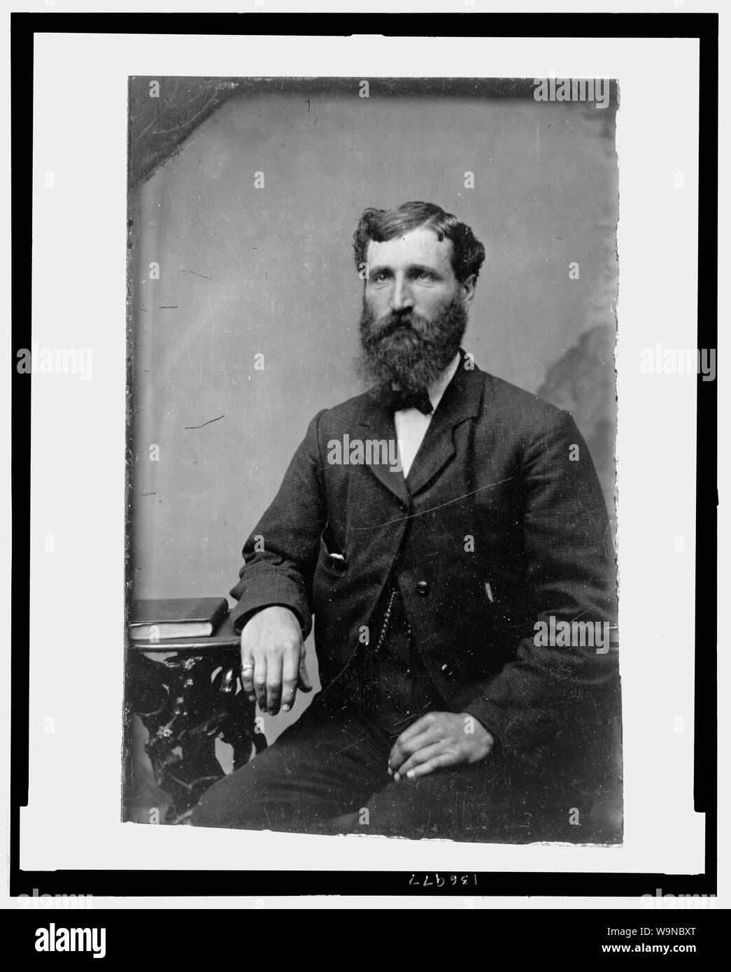 Homme barbu, assis Banque D'Images