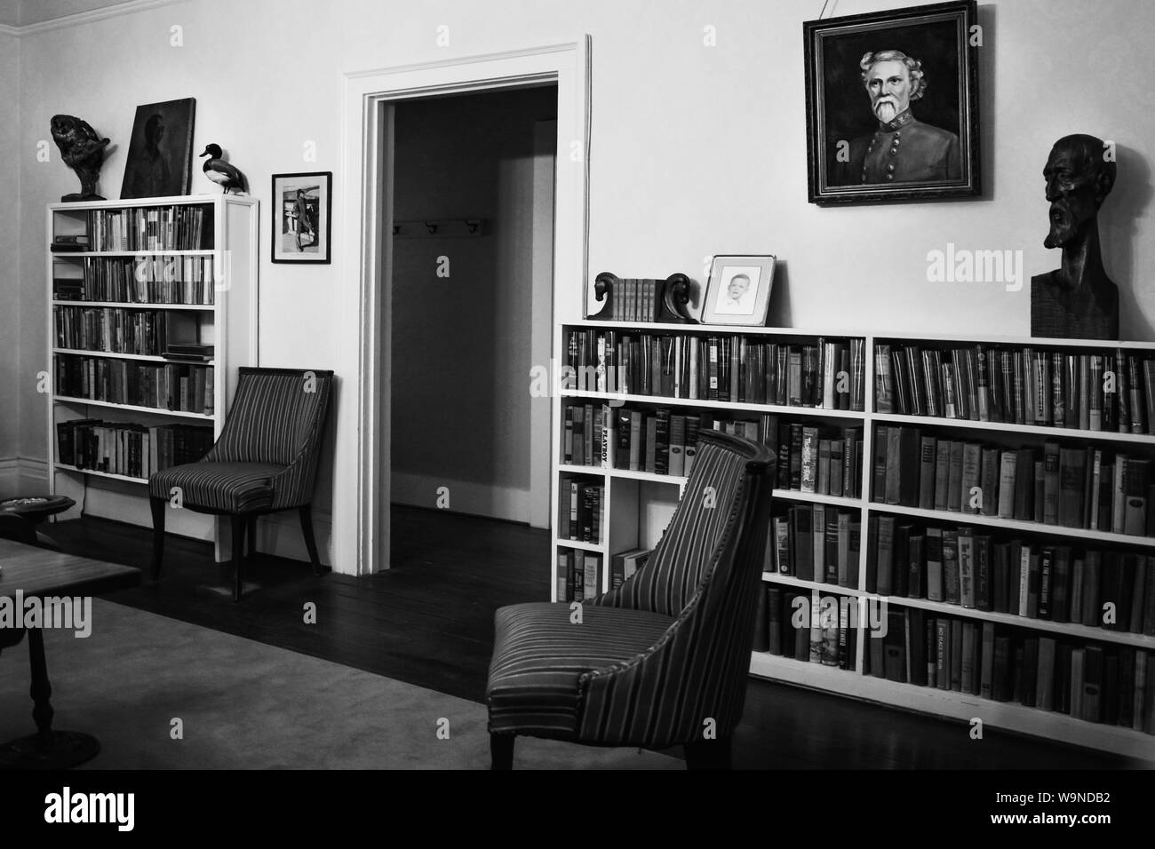 La bibliothèque avec un portrait de l'ancêtre du propriétaire, du prix Pulitzer, William Faulkner, à l'intérieur de sa résidence, Rowan Oak, Oxford, MS Banque D'Images