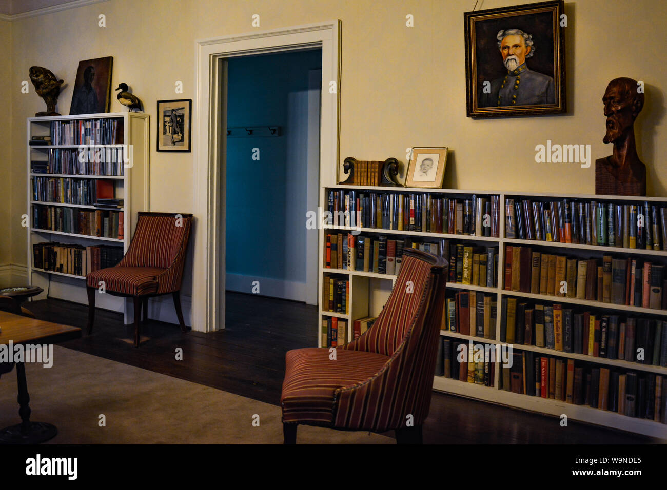 La bibliothèque de l'auteur lauréat du prix Pulitzer, William Faulkner, à l'intérieur de sa résidence, Rowan Oak, à Oxford, MME Banque D'Images