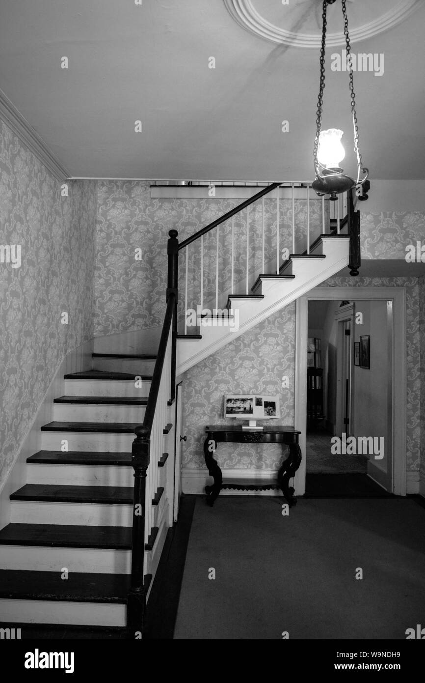 Un simple hall de style victorien à Rowan Oak, une fois la maison d'auteur William Faulkner, Oxford, MS, États-Unis d'Amérique, en noir et blanc Banque D'Images