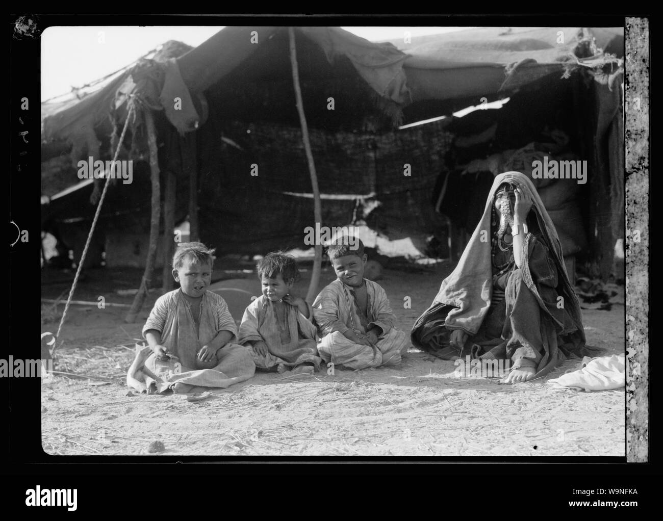 Bersabée et environs. La Bière (Saba). Un Bédouin Beersheba accueil. Femme et enfants de la classe de porer dans leur tente Banque D'Images