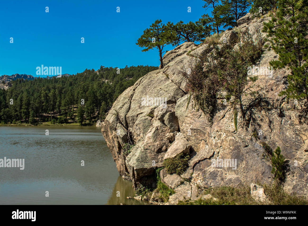 Paysage de montagne , avec des falaises autour du lac , premier jour de l'automne 2018 Banque D'Images