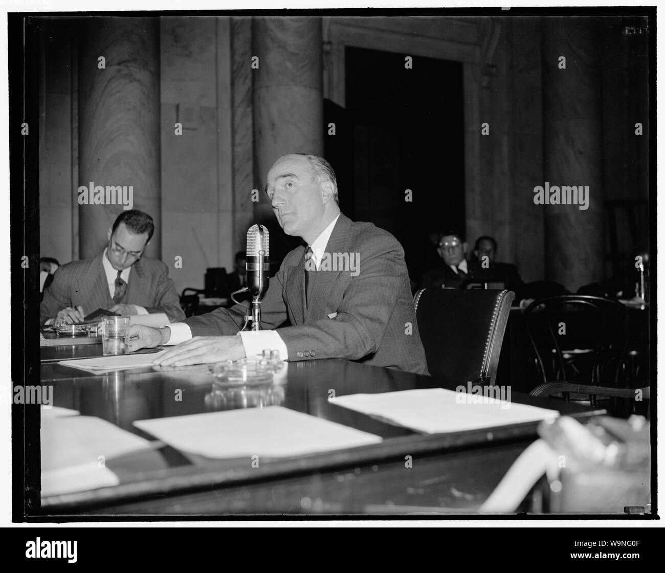 Monopole avant de comité. Washington, D.C., 13 déc. George Leib, Vice-président de la Blyth & Co., a été interrogé par le monopole national Comité aujourd'hui concernant la souscription d'une valeur de 45 000 000 $ d'obligations émises en 1935 par la Pacific Gas and Electric Co. Banque D'Images Monopole avant de comité. Washington, D.C., 13 déc. George Leib, Vice-président de la Blyth & Co., a été interrogé par le monopole national Comité aujourd'hui concernant la souscription d'une valeur de 45 000 000 $ d'obligations émises en 1935 par la Pacific Gas and Electric Co. Banque D'Images