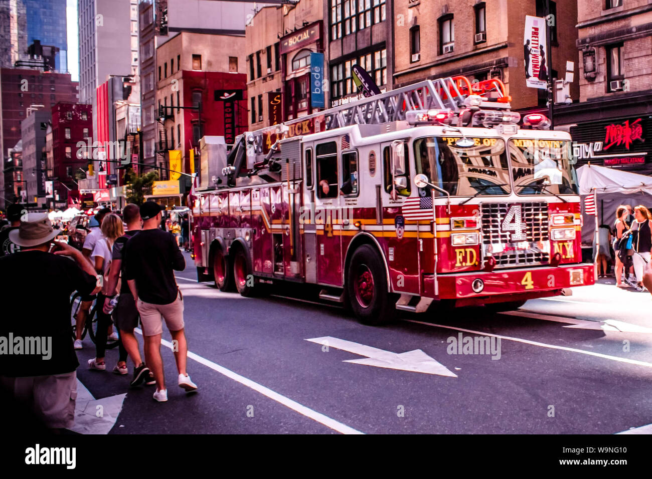 New York City Fire Truck équitation à travers foule dans la 8ème avenue , Manhattan , New York City . NY 08/04/2018 Banque D'Images