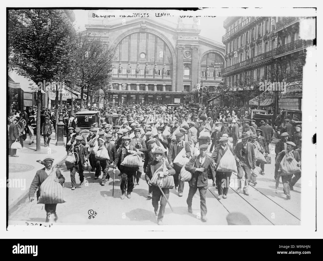Les réservistes belges de quitter la Gare de l'Est [c.-à-d., La Gare du Nord] Banque D'Images