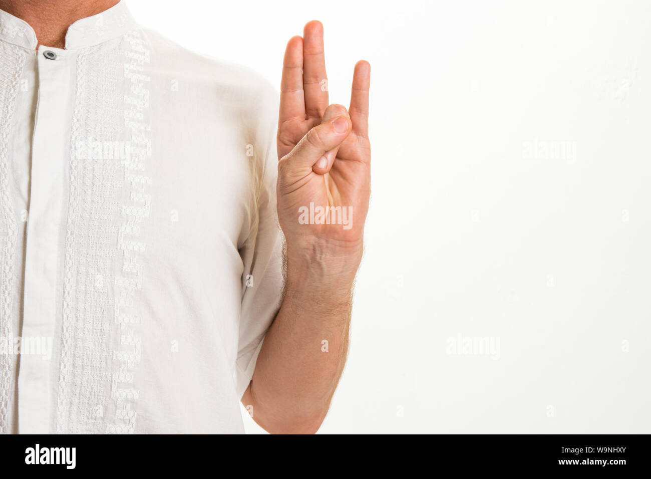 L'homme d'effectuer divers gestes de yoga appelé 'mudras' - Alternative Santé et Bien-être concept image avec copie espace pour le texte. Banque D'Images