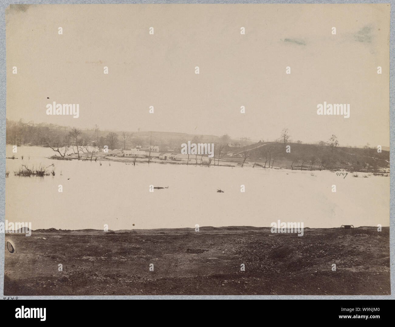Belle Isle, James River, Richmond, Va., Avril, 1865 Résumé : La photographie montre une vue de Belle Isle de Richmond côté de James River avec certaines maisons au loin. Banque D'Images