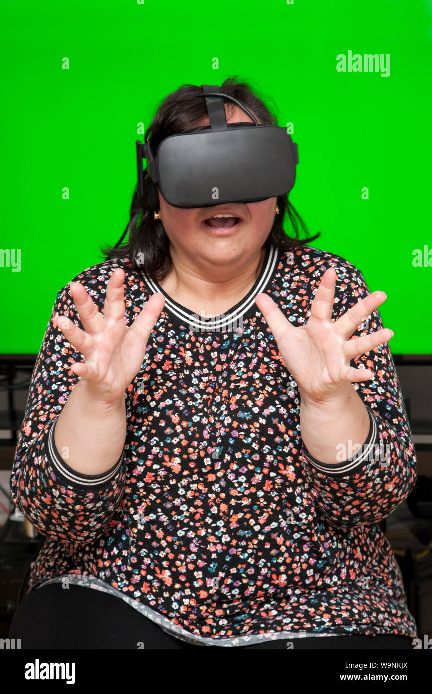 Personne avec casque de réalité virtuelle est en état de choc et la peur Banque D'Images