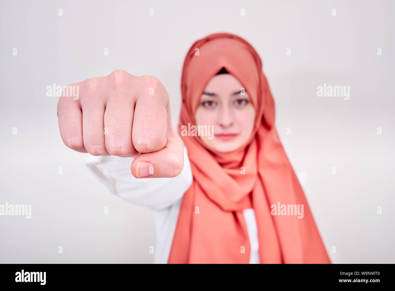 Close up of Muslim woman poinçon pour l'appareil photo, woman power concept photo Banque D'Images