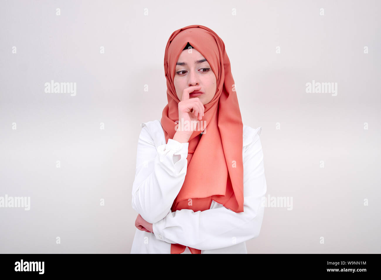 La pensée musulmane, elle est porter un foulard et elle est isolée sur fond blanc Banque D'Images