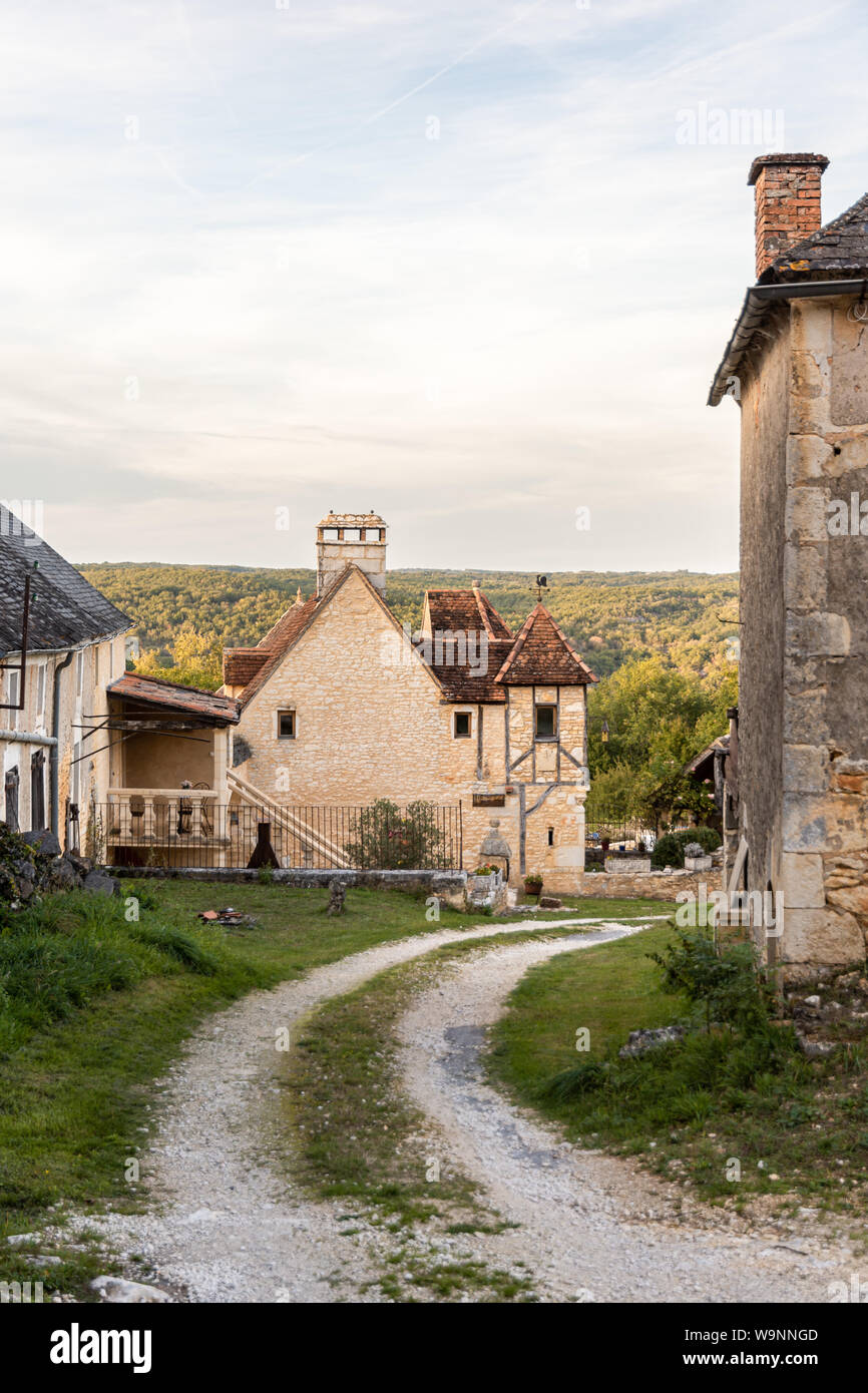 Salignac-Eyvigues, Dordogne, France - 27 septembre 2017 : route de gravier menant à un château du 17ème siècle donnant sur une vallée boisée Banque D'Images