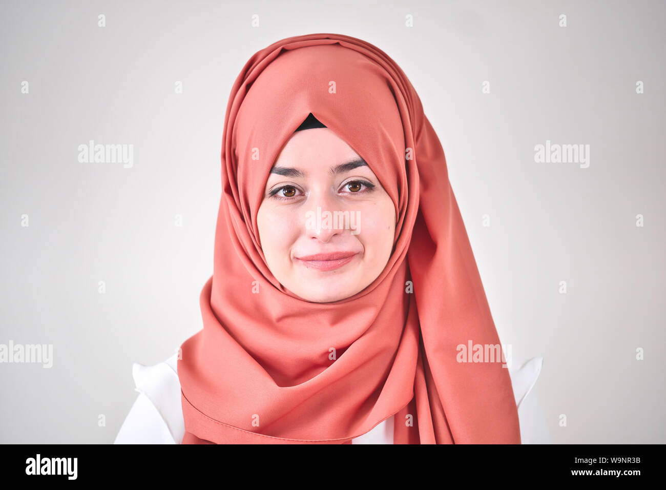 Photo Portrait de femme musulmane, hijab, portrait de jeune fille musulmane, elle est à l'appareil photo Banque D'Images