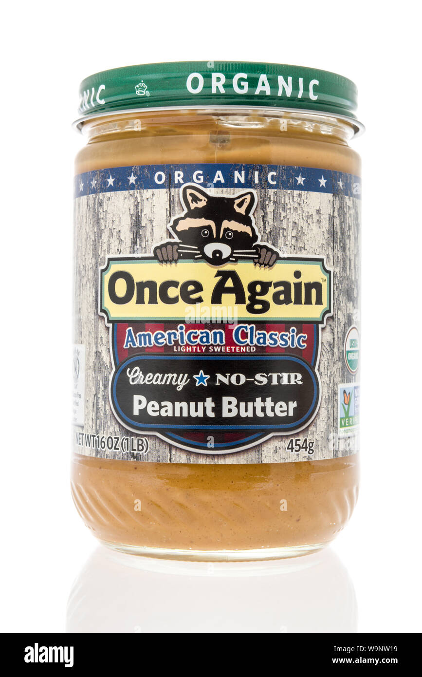 Winneconne, WI - 14 août 2019 : une fois de plus, un pot de beurre d'arachide American Classic répartis sur un fond isolé Banque D'Images