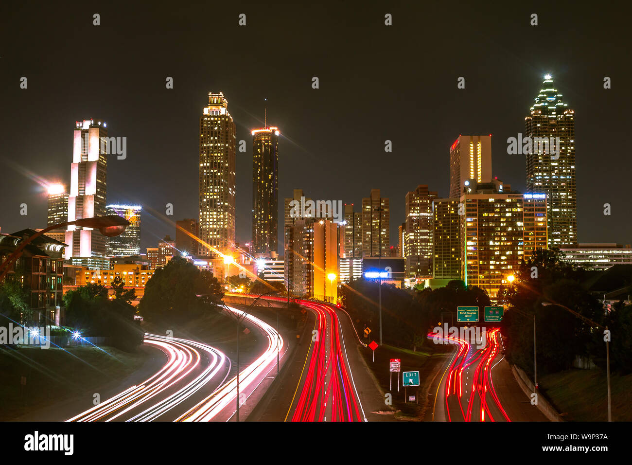 City Wide Awake - Long exposure of Atlanta's skyline at night with light trails de trafic en premier plan. Banque D'Images