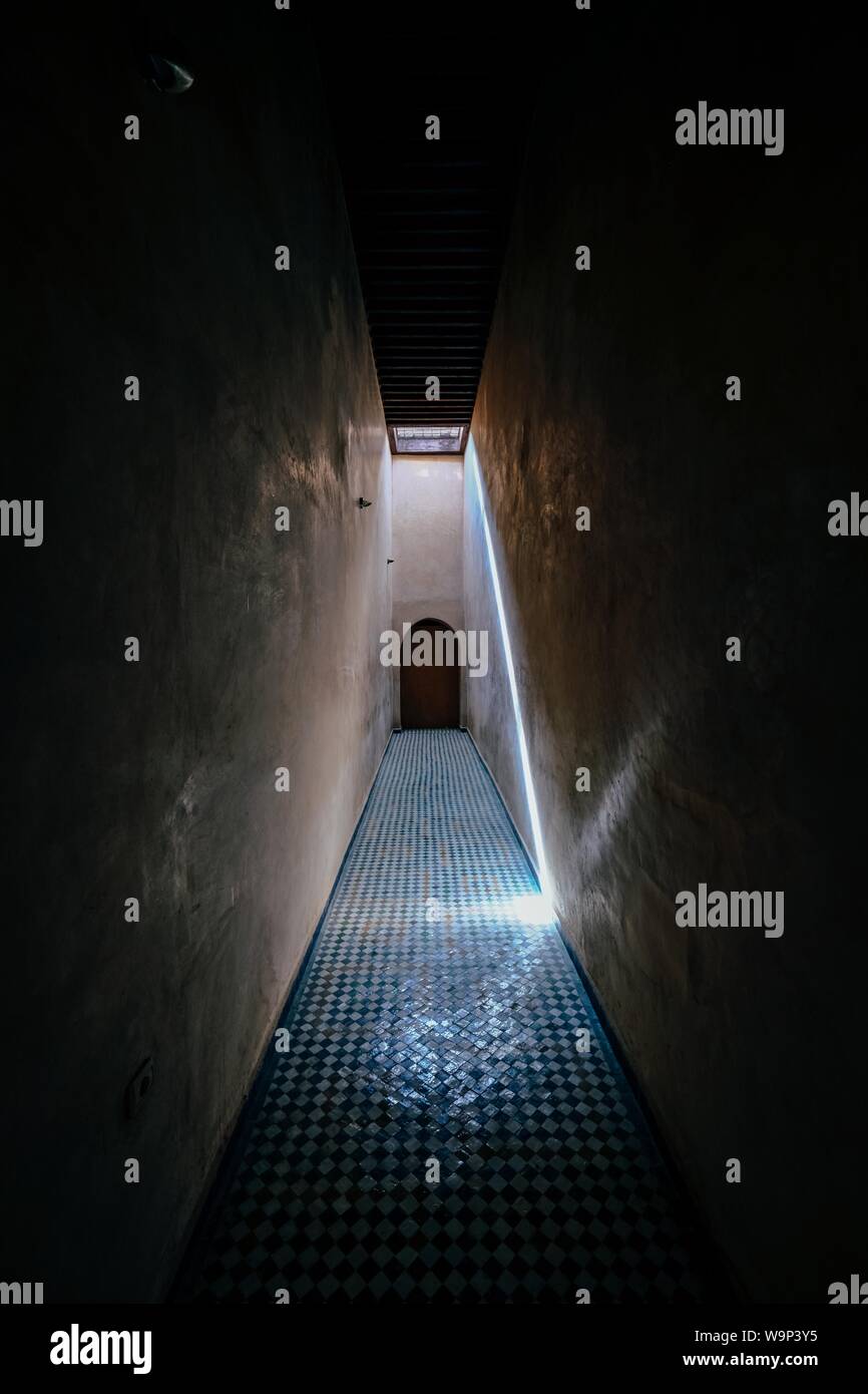 Vue verticale d'un couloir vide avec une porte marron dans la distance Banque D'Images