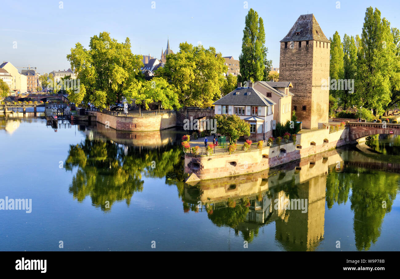 La Petite France La Petite France , un quartier historique de la ville de Strasbourg dans l'est de la France Banque D'Images