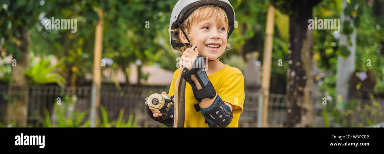 Garçon adolescent dans un genou de casque bleu apprend à faire du