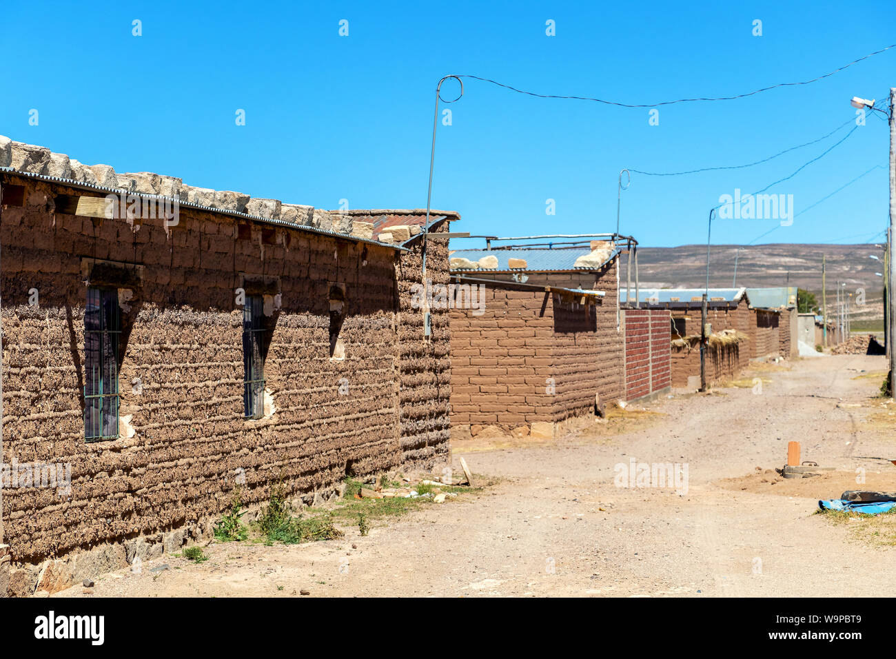 Bolivien typique village avec des maisons faites de briques de sel Le sel, zone d'exploitation minière en Bolivie, Amérique du Sud Banque D'Images