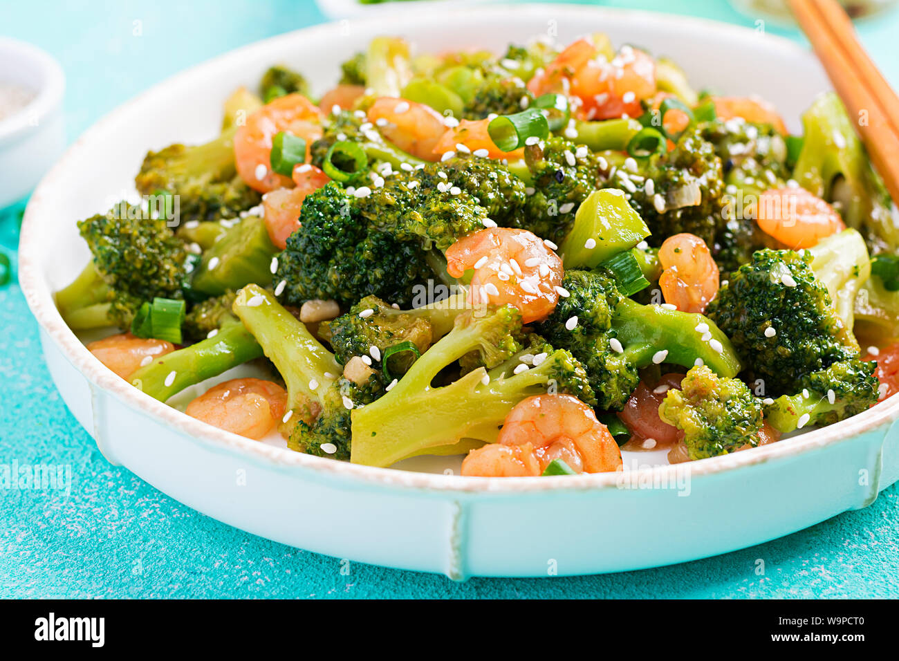 Faire revenir les crevettes avec brocoli close up sur une assiette. Crevettes et brocolis. Banque D'Images